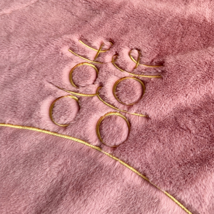 91家纺网 家纺一手货源 找家纺 2024新款仿皮草兔绒精品绣花毛毯毯子 心里有约-粉