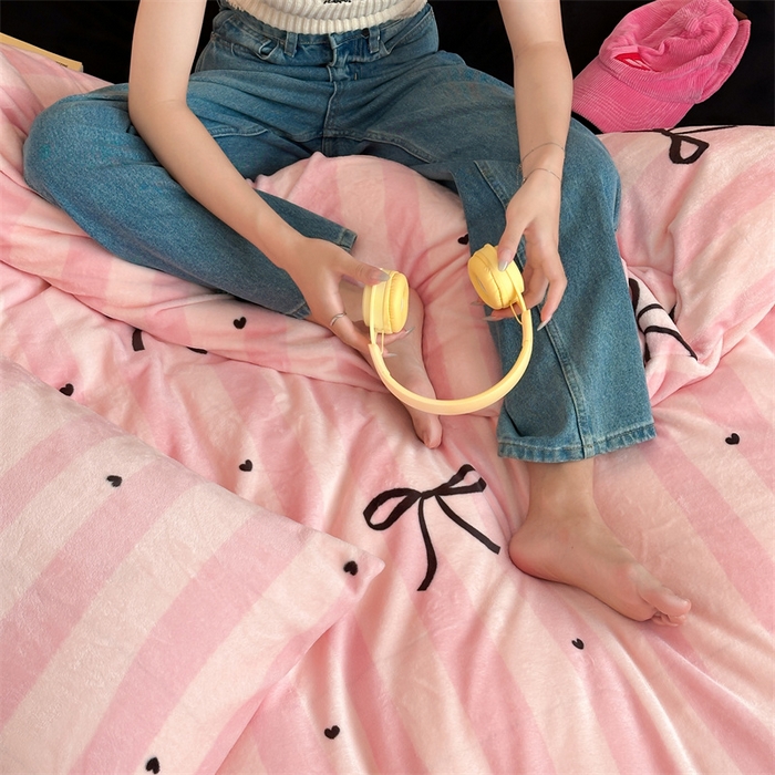 91家纺网 家纺一手货源 找家纺 呗旺鹿 2024新款小红书爆款牛奶绒印花四件套 若颜