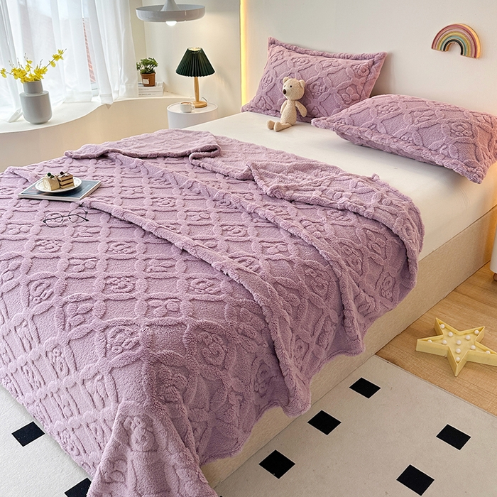 91家纺网 家纺一手货源 找家纺 芸锦豪 2024新款三叶草提花毛毯--卷边款 莫奈紫