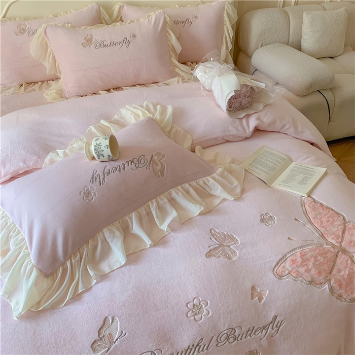 91家纺网 家纺一手货源 找家纺 富盛家纺 2024新款牛奶绒立体刺绣四件套韩版公主风四件套-翩翩起舞 1翩翩起舞—樱桃粉
