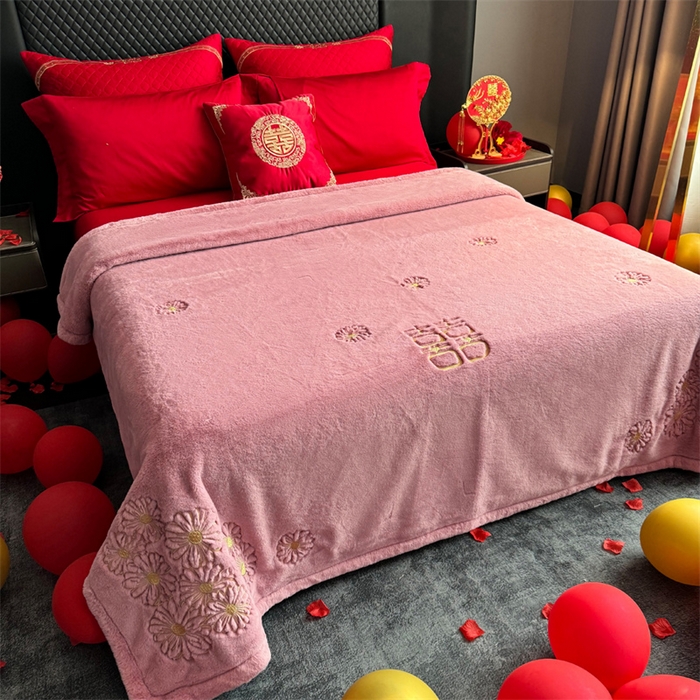 91家纺网 家纺一手货源 找家纺 2024新款仿皮草兔绒精品绣花毛毯毯子 柔情密意-粉