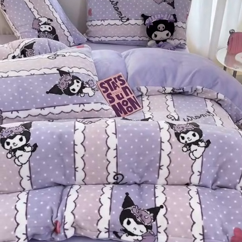 91家纺网 家纺一手货源 找家纺 2024新品正版三丽鸥授权卡通加厚高克重牛奶绒系列四件套 绒三丽鸥-贪睡库洛米