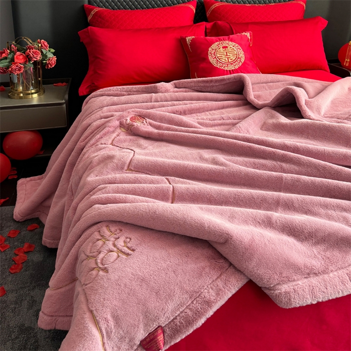 91家纺网 家纺一手货源 找家纺 2024新款仿皮草兔绒精品绣花毛毯毯子 心里有约-粉