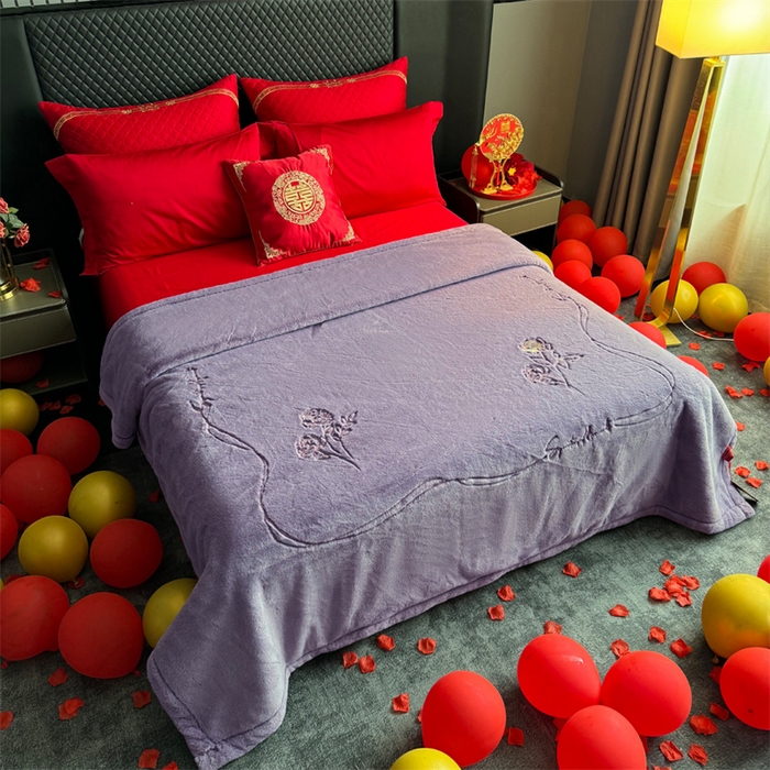 91家纺网 家纺一手货源 找家纺 2024新款仿皮草兔绒精品绣花毛毯毯子 甜蜜爱恋-紫