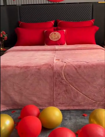 91家纺网 家纺一手货源 找家纺 2024新款仿皮草兔绒精品绣花毛毯毯子 心里有约-粉