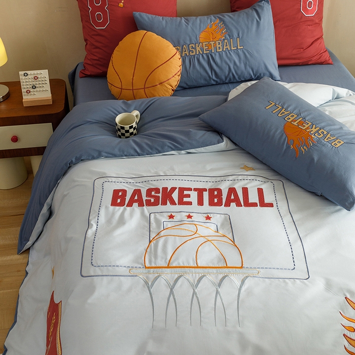 91家纺网 家纺一手货源 找家纺 绒梦里 2024新款全棉A类40s水洗棉贴布绣花四件套-篮球系列 挚爱篮球-浅蓝