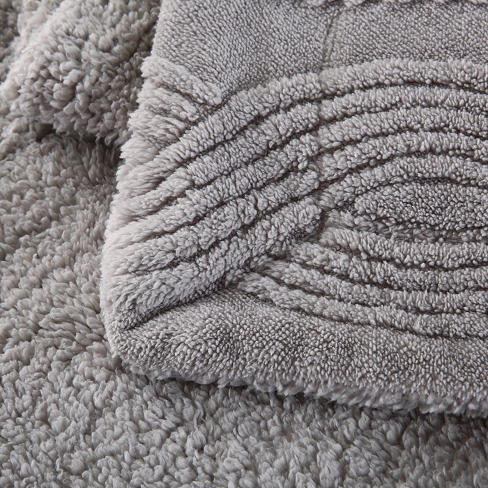91家纺网 家纺一手货源 找家纺 巴木赫 2024新款8字配色双层羊羔绒毛毯 浅灰