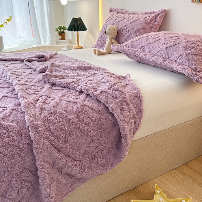 91家纺网 家纺一手货源 找家纺 芸锦豪 2024新款三叶草提花毛毯--卷边款 莫奈紫