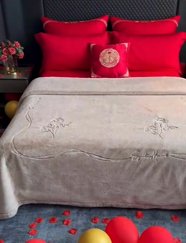 91家纺网 家纺一手货源 找家纺 2024新款仿皮草兔绒精品绣花毛毯毯子 甜蜜爱恋-米驼