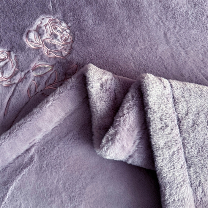 91家纺网 家纺一手货源 找家纺 2024新款仿皮草兔绒精品绣花毛毯毯子 甜蜜爱恋-紫