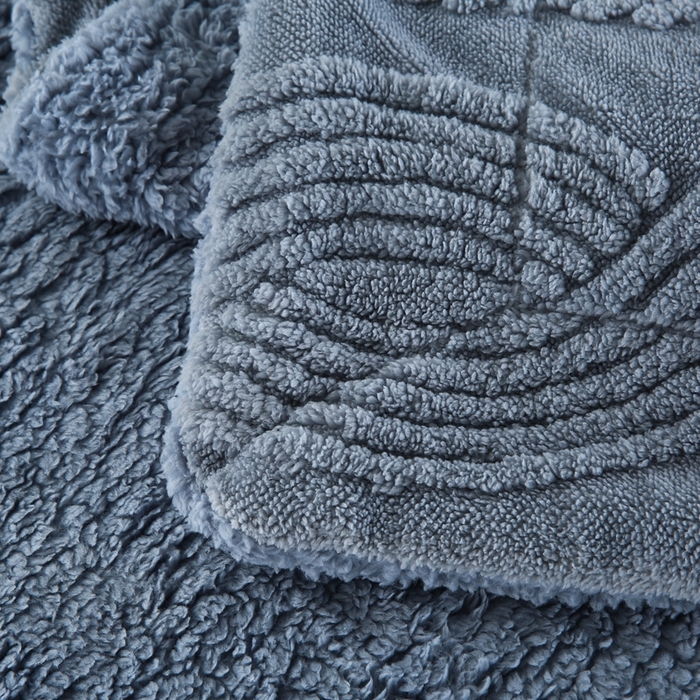 91家纺网 家纺一手货源 找家纺 巴木赫 2024新款8字配色双层羊羔绒毛毯 蓝色