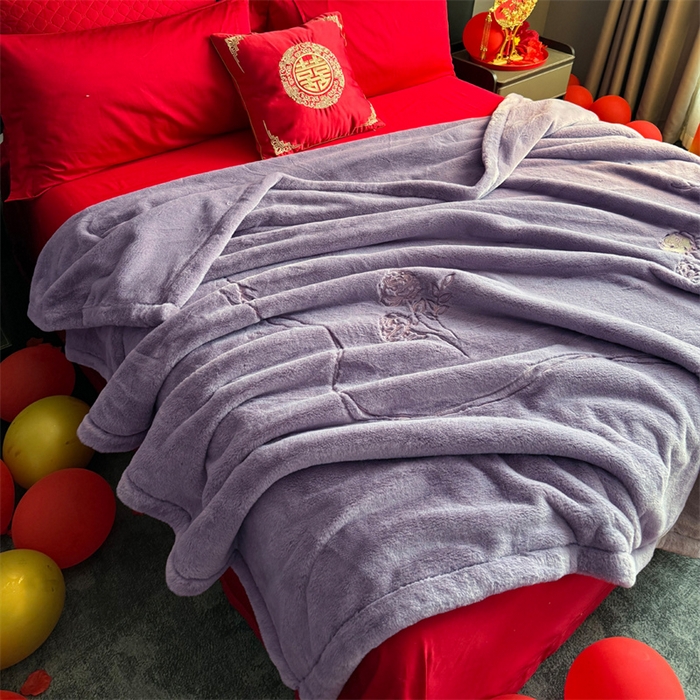 91家纺网 家纺一手货源 找家纺 2024新款仿皮草兔绒精品绣花毛毯毯子 甜蜜爱恋-紫