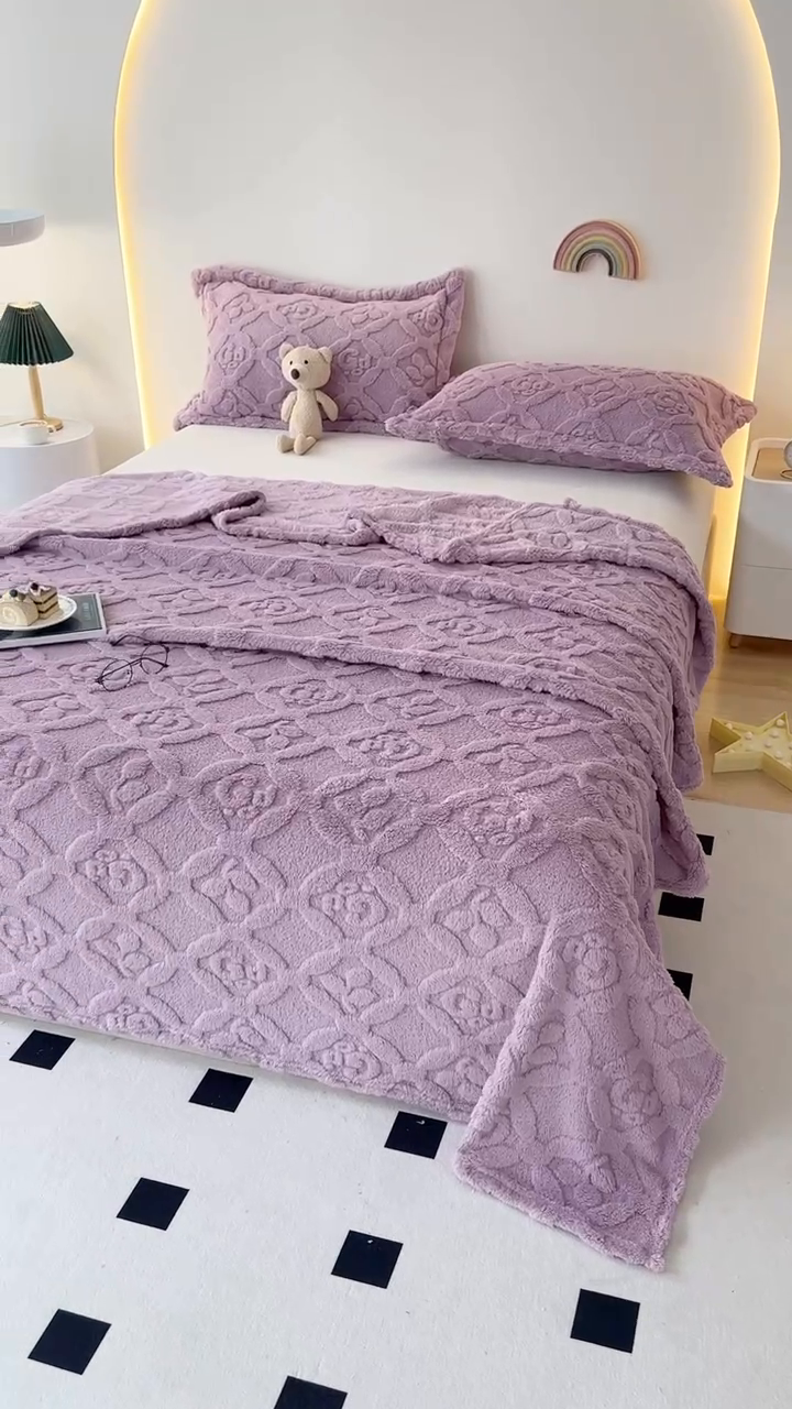 91家纺网 家纺一手货源 找家纺 芸锦豪 2024新款三叶草提花毛毯--卷边款 莫奈紫