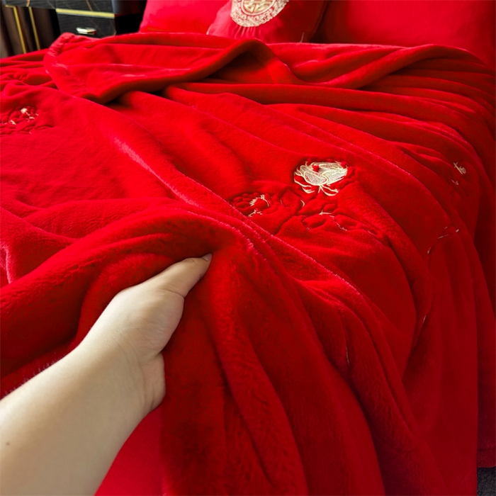 91家纺网 家纺一手货源 找家纺 2024新款仿皮草兔绒精品绣花毛毯毯子 甜蜜爱恋-大红