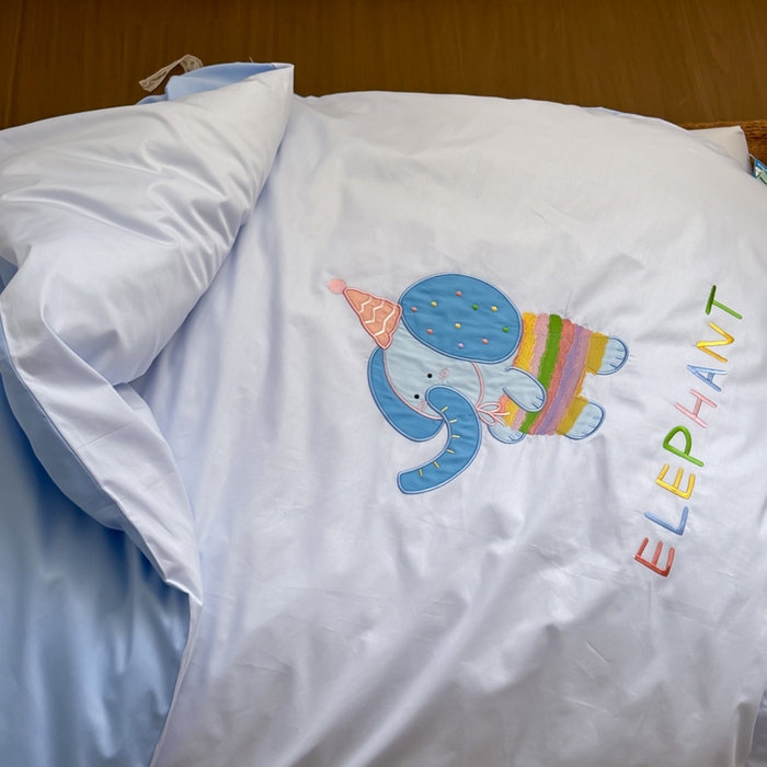 91家纺网 家纺一手货源 找家纺 喜多兔 2024新款快乐多巴胺纯棉绣花幼儿园被子三件套 蓝色彩虹小象