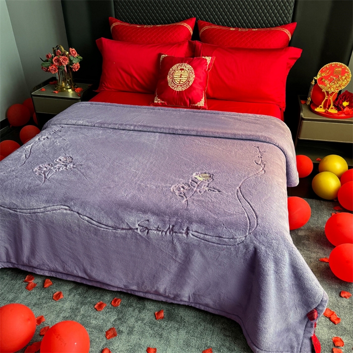 91家纺网 家纺一手货源 找家纺 2024新款仿皮草兔绒精品绣花毛毯毯子 甜蜜爱恋-紫