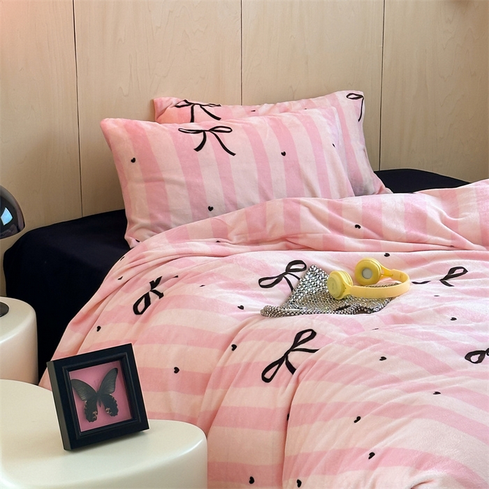 91家纺网 家纺一手货源 找家纺 呗旺鹿 2024新款小红书爆款牛奶绒印花四件套 若颜