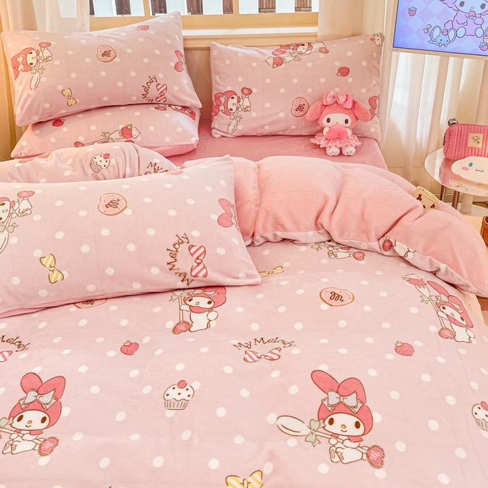 91家纺网 家纺一手货源 找家纺 2024新品正版三丽鸥授权卡通加厚高克重牛奶绒系列四件套 绒三丽鸥-草莓甜点美乐蒂