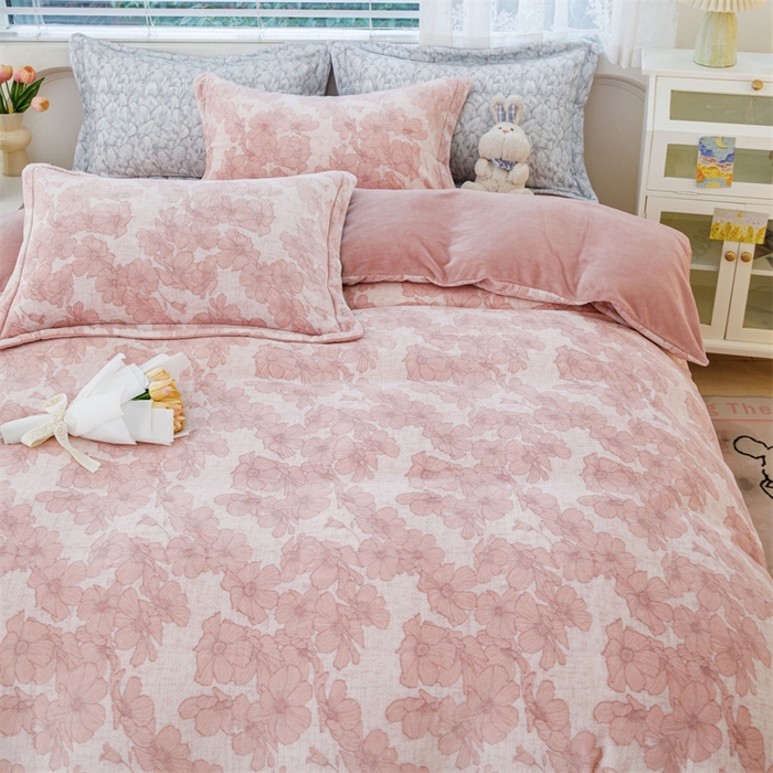 91家纺网 家纺一手货源 找家纺 锦罗绣 2024新款加厚牛奶绒四件套印花四件套单被套 佳期如梦-胭粉