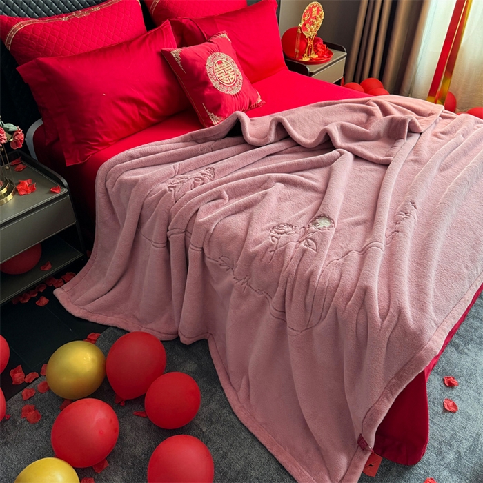 91家纺网 家纺一手货源 找家纺 2024新款仿皮草兔绒精品绣花毛毯毯子 甜蜜爱恋-粉