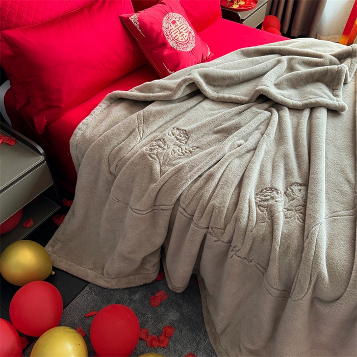 91家纺网 家纺一手货源 找家纺 2024新款仿皮草兔绒精品绣花毛毯毯子 甜蜜爱恋-米驼