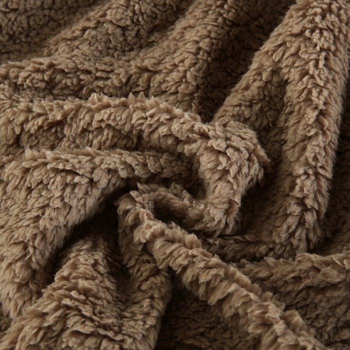 91家纺网 家纺一手货源 找家纺 巴木赫 2024新款8字配色双层羊羔绒毛毯 深棕