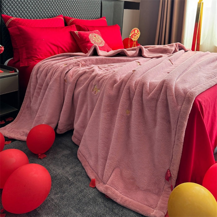 91家纺网 家纺一手货源 找家纺 2024新款仿皮草兔绒精品绣花毛毯毯子 蝴蝶结-粉