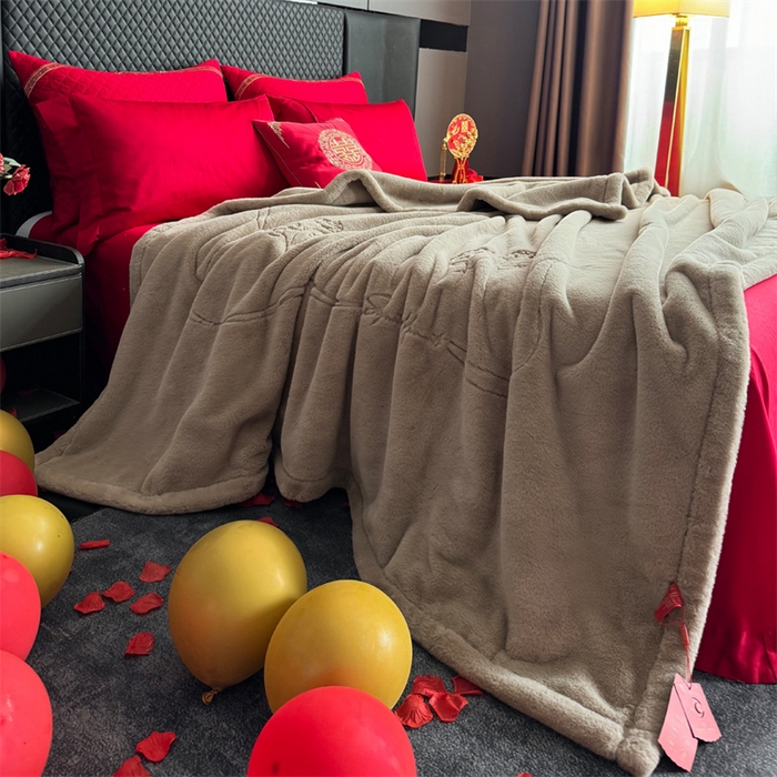 91家纺网 家纺一手货源 找家纺 2024新款仿皮草兔绒精品绣花毛毯毯子 甜蜜爱恋-米驼