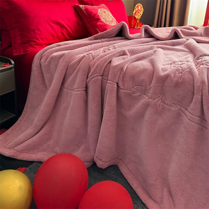 91家纺网 家纺一手货源 找家纺 2024新款仿皮草兔绒精品绣花毛毯毯子 甜蜜爱恋-粉