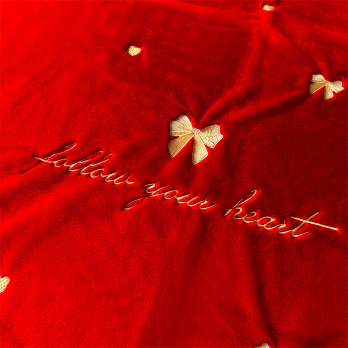 91家纺网 家纺一手货源 找家纺 2024新款仿皮草兔绒精品绣花毛毯毯子 蝴蝶结-大红