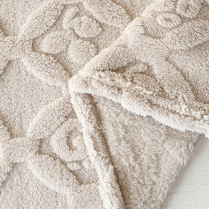 91家纺网 家纺一手货源 找家纺 芸锦豪 2024新款三叶草提花毛毯--卷边款 浅卡其