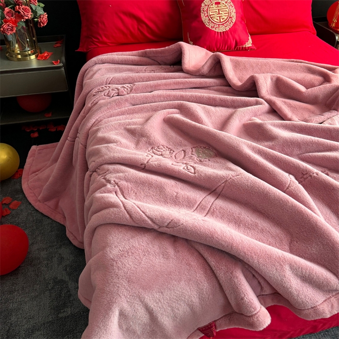 91家纺网 家纺一手货源 找家纺 2024新款仿皮草兔绒精品绣花毛毯毯子 甜蜜爱恋-粉