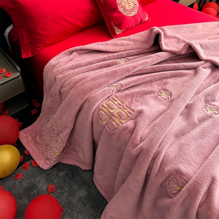 91家纺网 家纺一手货源 找家纺 2024新款仿皮草兔绒精品绣花毛毯毯子 柔情密意-粉