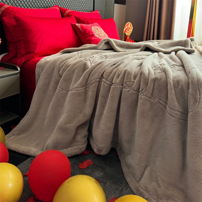 91家纺网 家纺一手货源 找家纺 2024新款仿皮草兔绒精品绣花毛毯毯子 甜蜜爱恋-米驼