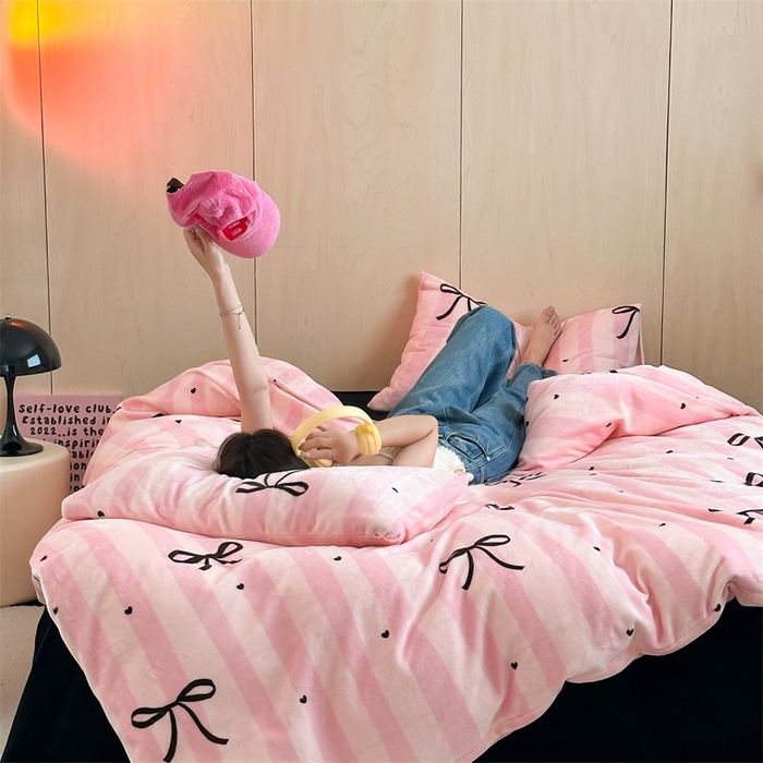 91家纺网 家纺一手货源 找家纺 呗旺鹿 2024新款小红书爆款牛奶绒印花四件套 若颜