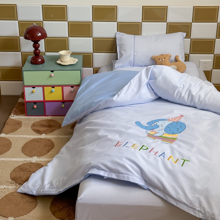 91家纺网 家纺一手货源 找家纺 喜多兔 2024新款快乐多巴胺纯棉绣花幼儿园被子三件套 蓝色彩虹小象