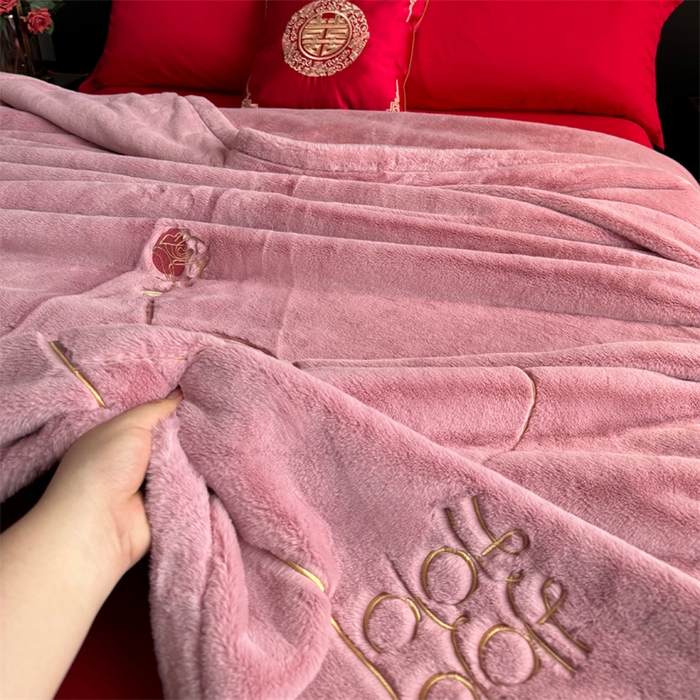 91家纺网 家纺一手货源 找家纺 2024新款仿皮草兔绒精品绣花毛毯毯子 心里有约-粉