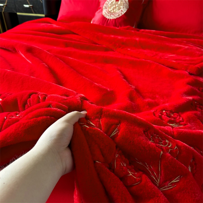 91家纺网 家纺一手货源 找家纺 2024新款仿皮草兔绒精品绣花毛毯毯子 玫瑰之约