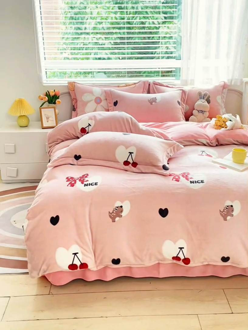 91家纺网 家纺一手货源 找家纺 锦罗绣 2024新款加厚牛奶绒四件套印花四件套单被套 少女心