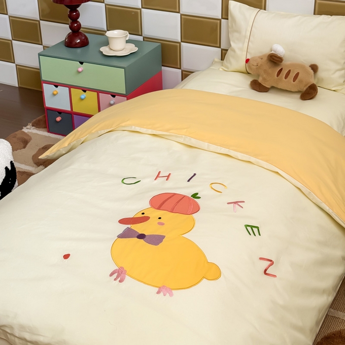 91家纺网 家纺一手货源 找家纺 喜多兔 2024新款快乐多巴胺纯棉绣花幼儿园被子三件套 黄色彩虹小鸭子