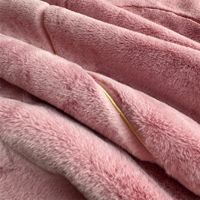91家纺网 家纺一手货源 找家纺 2024新款仿皮草兔绒精品绣花毛毯毯子 心里有约-粉