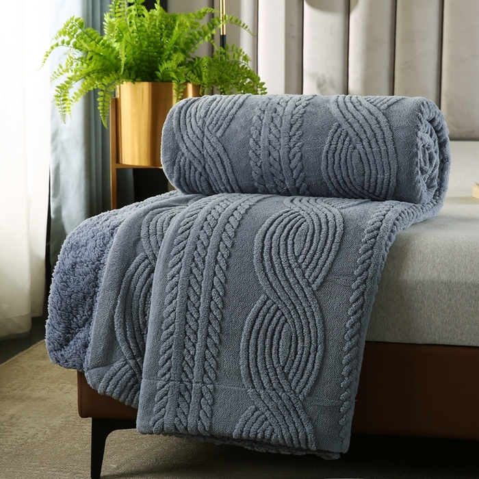 91家纺网 家纺一手货源 找家纺 巴木赫 2024新款8字配色双层羊羔绒毛毯 蓝色