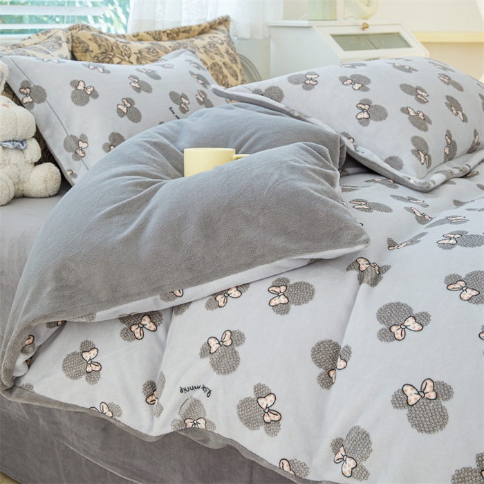 91家纺网 家纺一手货源 找家纺 锦罗绣 2024新款加厚牛奶绒四件套印花四件套单被套 可爱妮妮