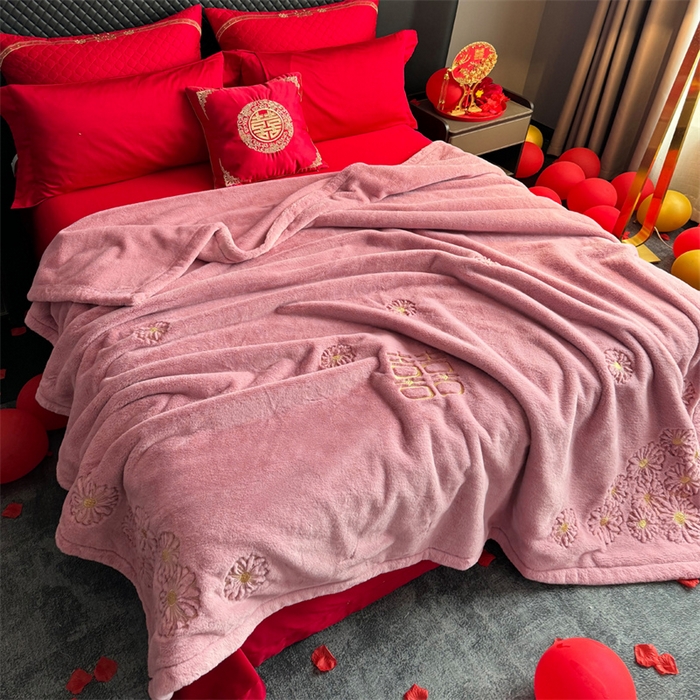 91家纺网 家纺一手货源 找家纺 2024新款仿皮草兔绒精品绣花毛毯毯子 柔情密意-粉