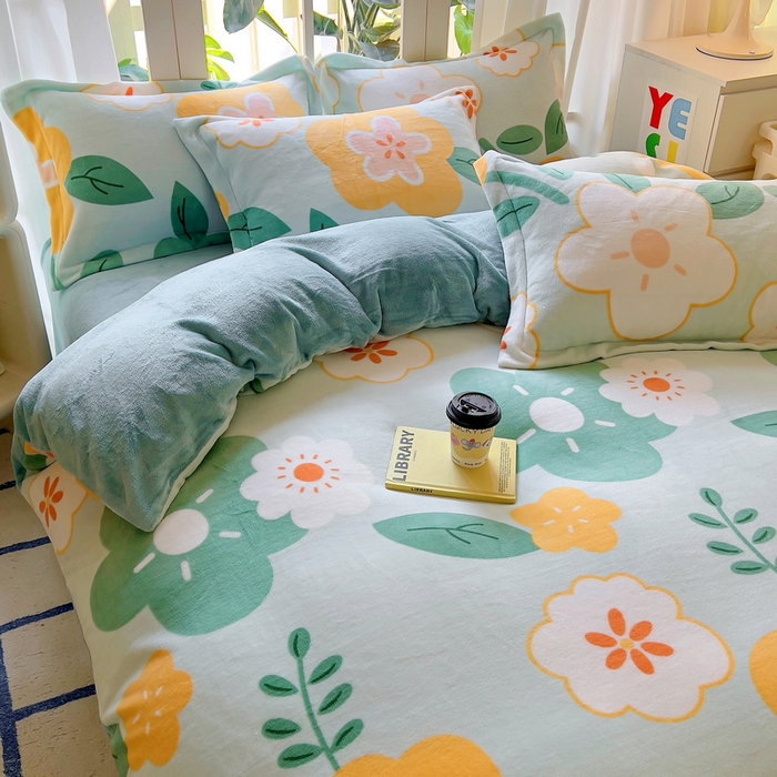 91家纺网 家纺一手货源 找家纺 丝羽坊 2024新款加厚小清新牛奶绒印花四件套单被套床笠四件套-场景二 花梦