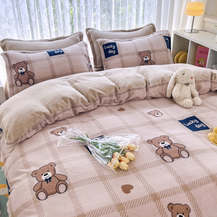 91家纺网 家纺一手货源 找家纺 青螺家纺 2024加厚高克重保暖爆款小清新牛奶绒印花双面绒单被套 格子小熊