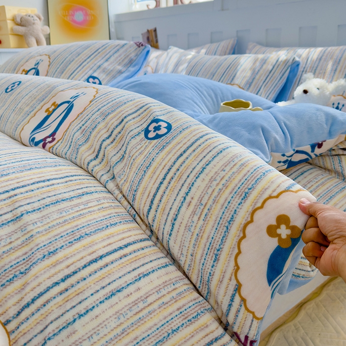 91家纺网 家纺一手货源 找家纺 枋梢家纺 2024新款加厚牛奶绒印花四件套 H蓝条纹