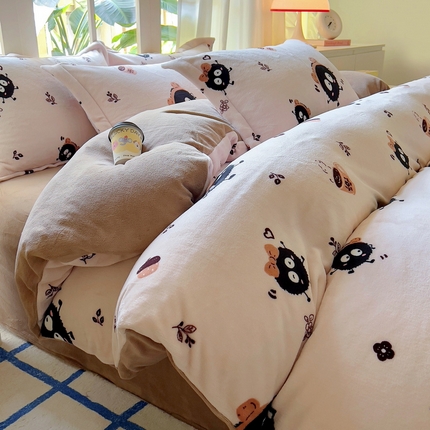 91家纺网 家纺一手货源 找家纺 （总）丝羽坊 2024新款加厚小清新牛奶绒印花四件套单被套床笠四件套-场景二