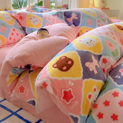 91家纺网 家纺一手货源 找家纺 （总）丝羽坊 2024新款加厚小清新牛奶绒印花四件套单被套床笠四件套-场景二