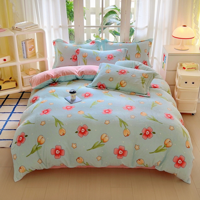 91家纺网 家纺一手货源 找家纺 丝羽坊 2024新款加厚小清新牛奶绒印花四件套单被套床笠四件套-场景二 花季